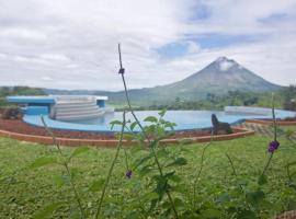 Serenity House. Gorgeous Private home with Pool & Volcano view!!, hotel with pools in El Castillo de la Fortuna