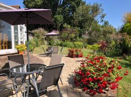 Trumbles Gatwick B&B, hotel with parking in Charlwood