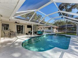 Modern Home with Screened-In Pool 4 Mi to the Beach, hytte i Venice