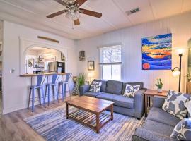 Texas Home with Backyard Oasis, Walk to Main St、フレデリックスバーグのホテル