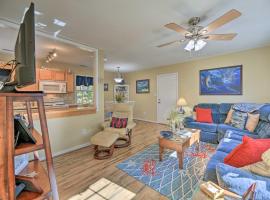 Beaufort Pad with Patio 3 Blocks to Waterfront!, holiday rental in Beaufort