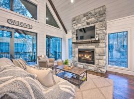 Modern Cabin w/ Hot Tub: 1 Mi from Hochatown!, hotel din Broken Bow