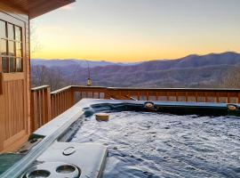 Smoky Mountain Cabin with Hot Tub and Views!, hotel in Bryson City