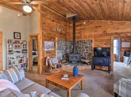 Rustic-Yet-Cozy Cabin with Fire Pit in Smokies!、ウェインズビルの駐車場付きホテル