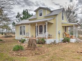 Rustic Rockdale Home on 100 Acres Near City Park!, hotel di Rockdale