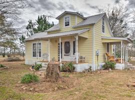 Charming, Rustic Guest Home on 100-Acre Ranch, hotel in Rockdale