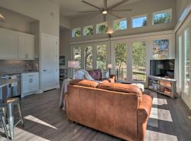 Modern Lake Travis Haven with Resort Amenities!, villa i Point Venture