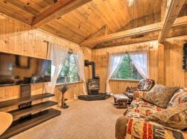 Viesnīca Cabin with Fire Pit Minutes to Vineyards and Hiking! pilsētā Camp Connell