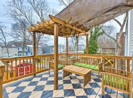 Chic Richmond Apartment with Private Deck and Patio!, familiehotell i Richmond