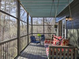 Cozy and Quiet Studio with Porch, Near Scenic Railway!: Blue Ridge şehrinde bir daire