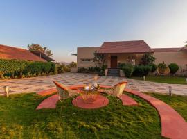 Luna Villa by StayVista - Lakeside charm with Terrace, Lush lawn & Modern decor: Nashik şehrinde bir villa