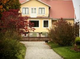 Gamla Gästgivaregården, מלון בSödvik