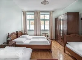 Parma Guesthouse & Apartments
