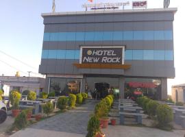 STAYMAKER The New Rock Hotel, hotel v destinaci Channarāyapatna