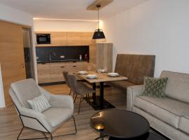 Apartment am Turm - private living, hotel in Curon Venosta