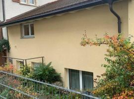 Charming 2-Bed Apartment in Arlesheim 15 min Basel, budgethotell i Arlesheim