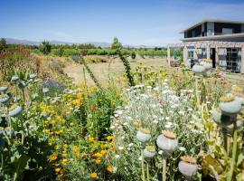 Vineyard View - 246 Riverbank Road, Wanaka, хотел в Lumsden