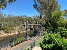 Adelphi Apartments 3 or 3A - Downstairs 2 Bedroom or Upstairs King Studio with Balcony, hotel di Echuca