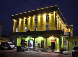 UNITED HOTEL & CINEMA, hotel v destinaci Yaoundé