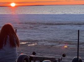 Maison sur le lac, hôtel près de la plage à Desbiens