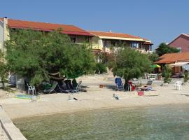 Apartments Vivien, ξενοδοχείο σε Kustici