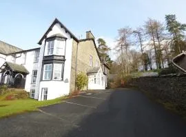 Great location, quiet yet 5 mins to Bowness centre with walks from the door and parking