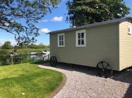 The Hut by the River, holiday rental in York