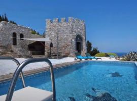 Villa Pyrgos: Skopelos şehrinde bir otel