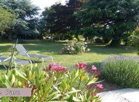Le Clos Fleuri, hotel with parking in Vineuil