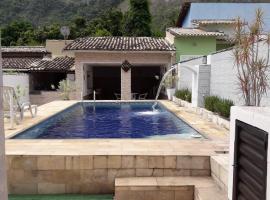 Casa c wifi e piscina próx a praia e a Alto Mourão, hotel com estacionamento em Maricá