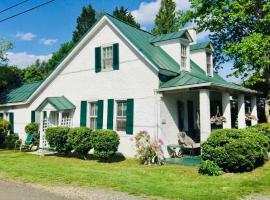 Across The INN Entire 3 bedr Colonial House with lovely porch & extremely fast Wi-Fi, hotel dengan parking di Washington, Virginia
