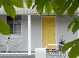 Mary Lemon Cottage - Heritage Home, hotel in zona Impianto Sportivo Wade Park, Orange