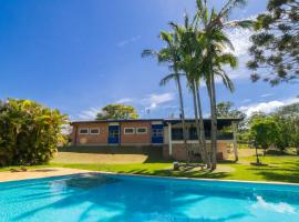 Chácara com churrasqueira e piscina em Cotia, pet-friendly hotel in Diadema