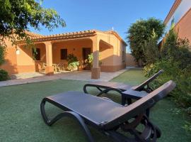 Casa con jardín privado para hasta 7 personas y piscina compartida, chalé alpino em Cádiz