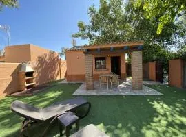 Casita con jardín privado y piscina compartida