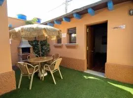 Estudio con jardincito privado barbacoa y piscina