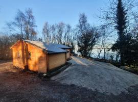 Stunning log cabin on the lake, hotel v destinaci Portroe