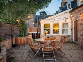 Riverside Cottage with wood fired hot tub in Cairngorms บ้านพักในบัลลาเทอร์