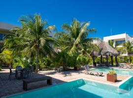 Spacious and private retreat 1 block from the beach in Progreso East, hotel in Progreso