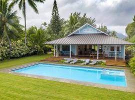 Gorgeous Renovated 1937 Plantation Style Beach House 50 Steps to the Center of the Beach home, villa sa Kailua