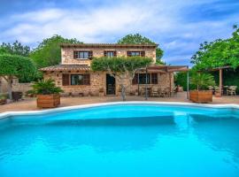 Casa con piscina a 1 km del mar y del pueblo, lemmikkystävällinen hotelli Alcudiassa