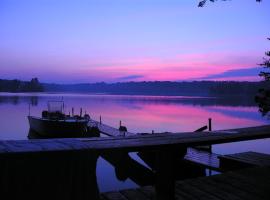 Cabin Deck House - Formidable Cabin in Laurel Island โรงแรมในEast Hampton