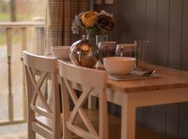 The Treehouse - Sleeps 4, cabin in Old Leake