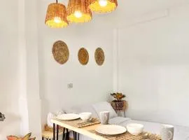 Best studio flat w/ NETFLIX near airport and beach!