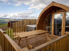 Farragon Luxury Glamping Pod with Hot Tub & Pet Friendly at Pitilie Pods, apartment in Aberfeldy
