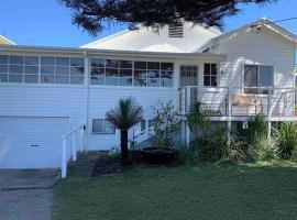 The Pines- Eco Beach House, hotel met parkeren in Mylestom