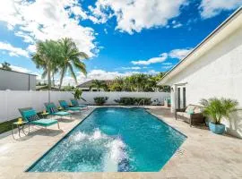 Heated Pool/Htub & Pool Cabana w/TV Walk to Beach!