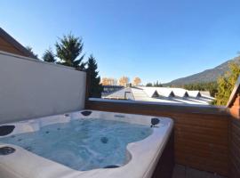 Hearthstone Lodge loft, Village centre, Private Hot tub, sleeps 6, cabin in Whistler