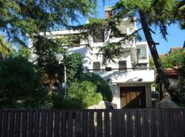 Holiday home Renata - 3 bedrooms, hotel u Njivicama