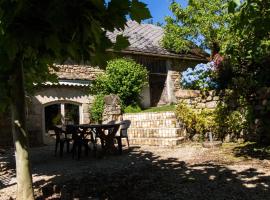 Gite E'table Charlannes, hotel a Hautefage